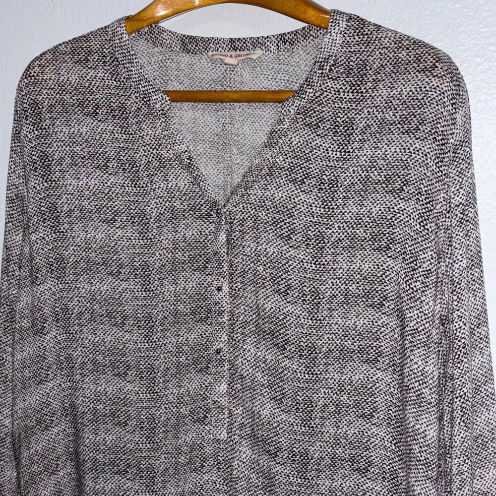 Grand & Greene Rayon Roll Tab Sleeve V-Neck Blouse Gray Black Print 1X - Picture 3 of 13